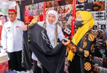 Gubernur Khofifah Terima Penghargaan Koperasi Nayaka Mahambara