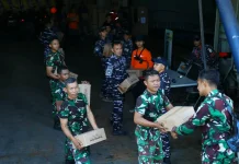 Dua Kapal Perang Distribusikan Bantuan Korban Gempa NTT