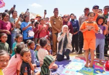 Gubernur Khofifah Beri Penguatan kepada Pengungsi Gempa Manggarai Timur