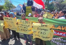 Ratusan Jukir Geruduk Balai Kota Surabaya Tuntut Evaluasi Kebijakan Parkir