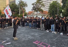 Doa Bersama dan Aksi Tabur Bunga Warnai Aksi Simpatik Mahasiswa di Surabaya