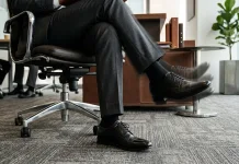 Suka Duduk Sambil Menggoyang-goyangkan Kaki? Ini Penjelasannya