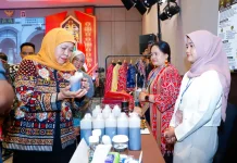 Khofifah Dorong Pelayanan Pelanggan Perkuat Kepercayaan Ekonomi