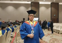Kisah Dokter Saraf Berhasil Meraih Gelar Sarjana Hukum di Unitomo Surabaya