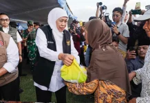 Gubernur Khofifah Gelar Pasar Murah Ke-118 di Blitar