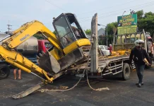 Truk Pengangkut Excavator Alami Kecelakaan di Jalan Raya Jemursari