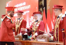 Gubernur Khofifah Kukuhkan Mahasiswa Baru dan Wisuda AMN Surabaya