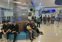Keluarga Korban Kapal Hilang Menanti Kabar di Posko Tanjung Perak