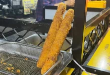 Kuliner Karang Menjangan Gempar, Chicken Roll Super Panjang Ini Jadi Incaran!