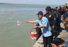 Anggota GSJT Gelar Tabur Bunga di Laut untuk Korban Kecelakaan KM Virgo Transport 8