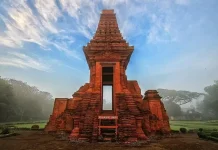 Ikonik! Lomba Menulis Aksara Jawa Hadirkan Trofi dari Tanah Liat Trowulan