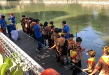 Peringatan Hari Habitat Sedunia, SDN Ketabang 1 Surabaya Tebar Ribuan Benih Ikan