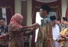 Gubernur Khofifah Beri Penghargaan kepada 647 Pendonor Darah 75 Kali