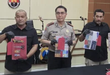 Polda Jatim Tangkap Lima Pencuri Spesialis Ganjal Kartu ATM Pakai Tusuk Gigi