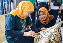 Hari Batik Nasional, Khofifah Ajak Masyarakat Lestarikan Batik