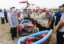 Sambut Hari Jadi ke-81 Jatim, Gubernur Khofifah Salurkan Alsintan untuk Petani