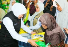 Semarak Hari Jadi Jatim, Khofifah Gelar Pasar Murah di Mojokerto dan Blitar
