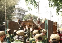 Satpol PP Sidoarjo Tertibkan Bangunan Liar Frontage Waru