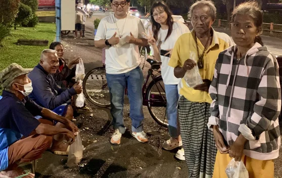 Komunitas Kreasi Pemuda tanpa Batas Bagikan 100 Paket Sahur di Surabaya