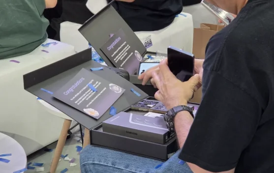 Unboxing Serentak 2000 Konsumen Tandai Distribusi Ponsel AI