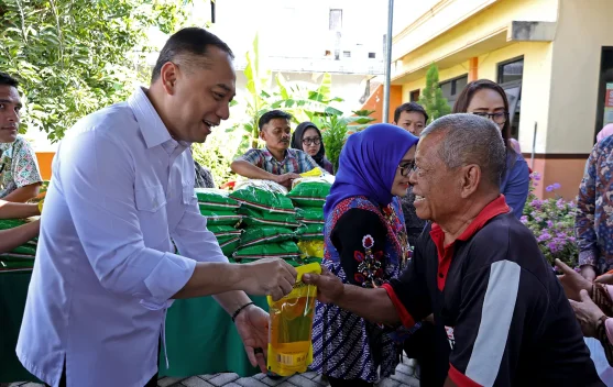 Wali Kota Eri Kembali Bagikan Paket Sembako di Balai RW 5 Lempung Surabaya