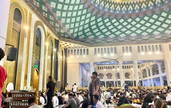 Masjid Al-Akbar Surabaya: Lautan Air Mata di Malam 29 Ramadan