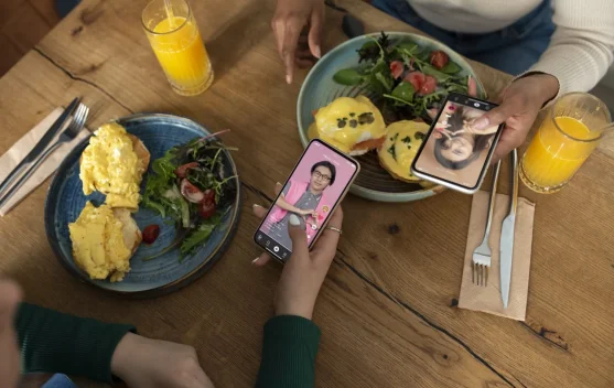 Meja Makan di Bawah Bayang-Bayang Makanan Instan