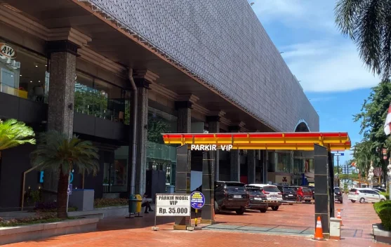Warga Kota Pilih Parkir VIP Demi Efisiensi Waktu - RRI.co.id