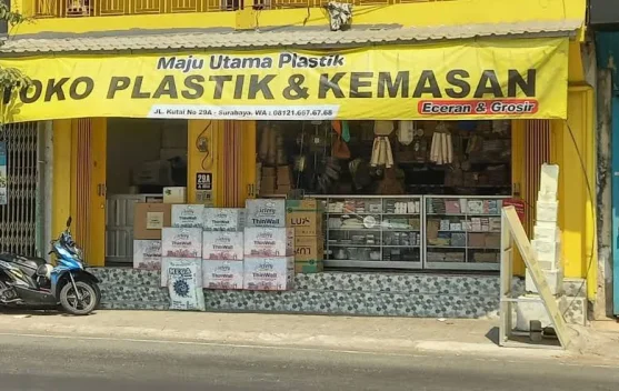 Toko Plastik di Surabaya Pusing Harga Plastik Melambung Drastis