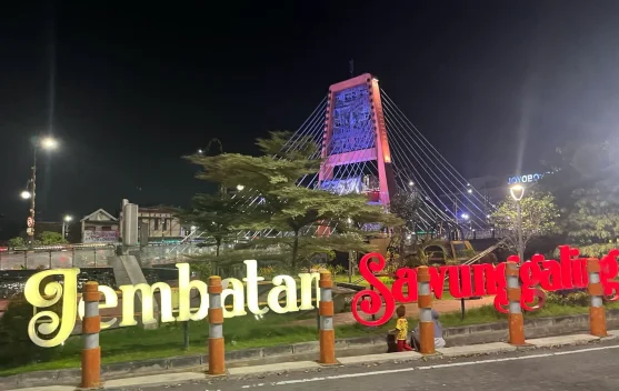 Pesona Malam Jembatan Sawunggaling: Gemerlap Lampu Warna-Warni Manjakan Mata