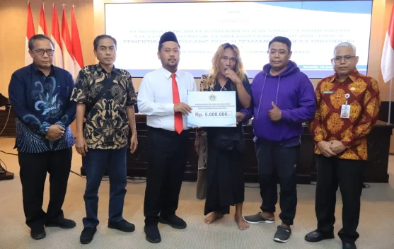 Pemkab Gresik Salurkan Bantuan Modal dan Siapkan Lahan Relokasi untuk PKL