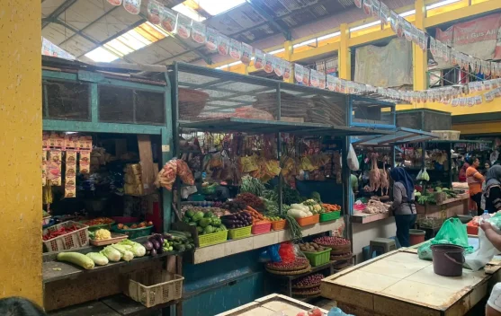 Sejumlah Pedagang di Pasar Soponyono Rungkut Surabaya Keluhkan Sepi Pembeli