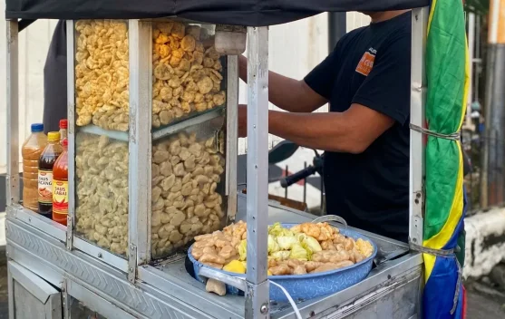 Menolak Punah! Menelusuri Eksistensi dan Asal-Usul Siomay Jadul Gerobak