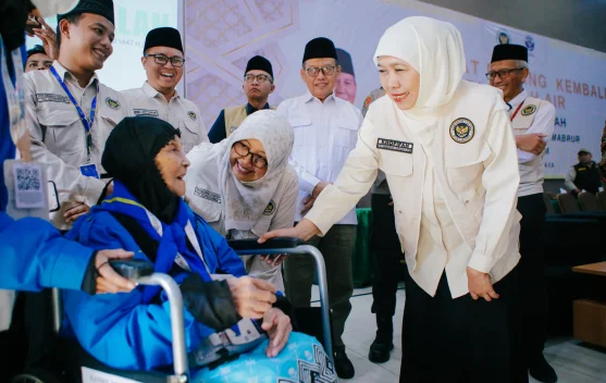 Gubernur Khofifah Sambut Kepulangan Kloter Terakhir Jemaah Haji Surabaya