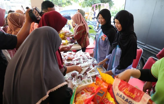 Pemkot Surabaya Gelar Pasar Murah, Warga Kedung Cowek Antusias Berbelanja
