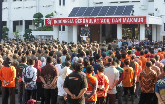 Wali Kota Eri Minta Jajaran Pemkot Surabaya Percepat Tuntaskan Aduan Warga