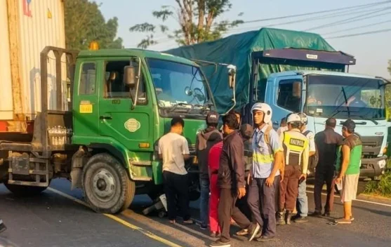 Hendak Berangkat Sekolah, Pelajar Balong Bendo Alami Patah Tulang Ditabrak Truk