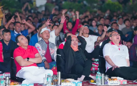 Bersama Ribuan Pecinta Bola, Khofifah Nobar Final Piala Dunia di Grahadi