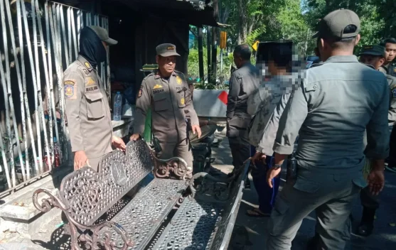 Kursi Fasum Pemkot Surabaya Diduga Dicuri Menggunakan Ambulans