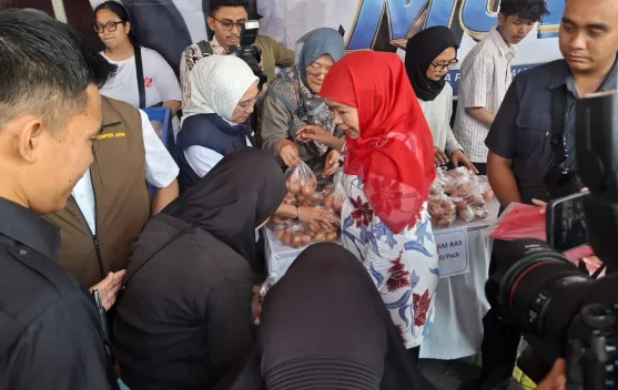 Stabilisasi Harga, Pemprov Jatim Gelar Pasar Murah di Halaman SMA Khadijah