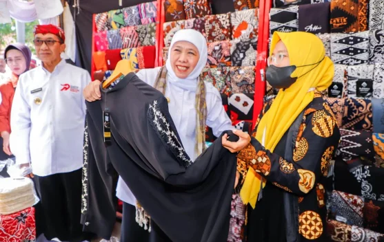 Gubernur Khofifah Terima Penghargaan Koperasi Nayaka Mahambara