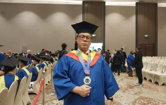 Kisah Dokter Saraf Berhasil Meraih Gelar Sarjana Hukum di Unitomo Surabaya