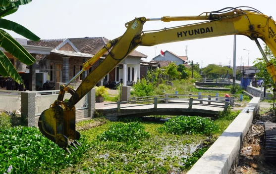 Pemkab Sidoarjo Kerahkan Lima Alat Berat Hadapi Ancaman Banjir