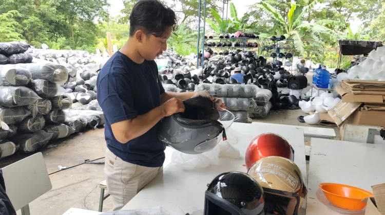 Helm dari Kampung Candi, Mimpi Suwarno jadi Jalan Hidup Banyak Orang