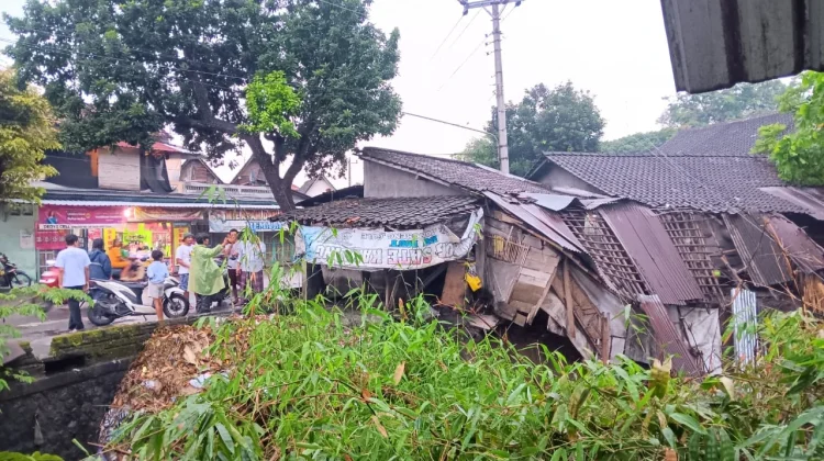 Hujan Picu Longsor, Tiga Bangunan di Demakijo Rusak