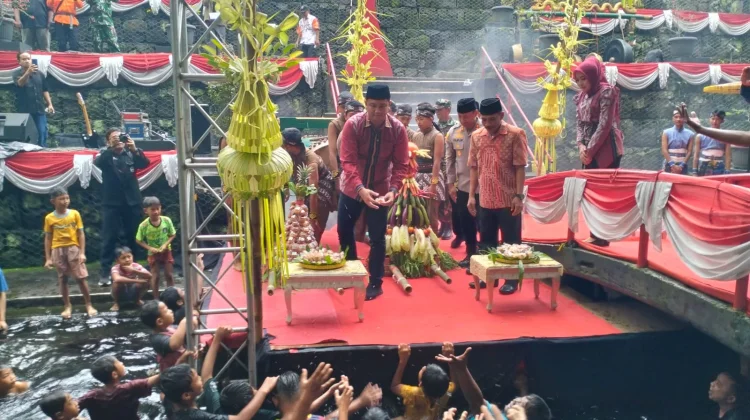 Padusan di Umbul Cokro Tulung Berlangsung Meriah