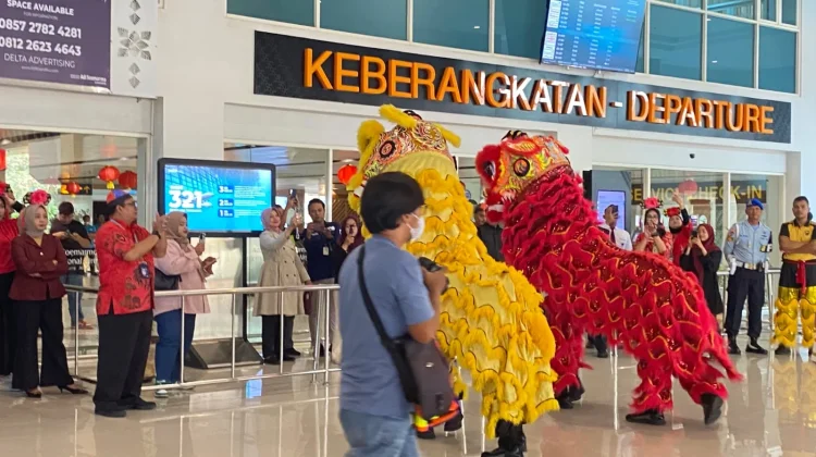 Sambut Imlek, Barongsai - Liong Hibur Penumpang di Adi Soemarmo
