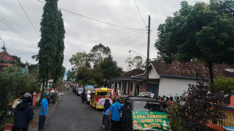 Edukasi Lalu Lintas Warnai Pawai Santri Slogohimo Ramadhan