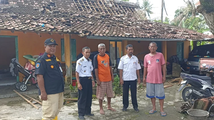 Hujan dan Angin Ekstrim Terjang Bayat, Sejumlah Rumah Warga Rusak