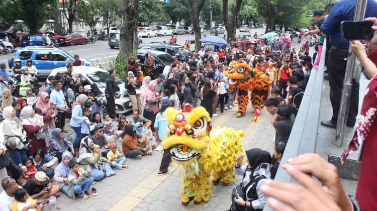 Atraksi Liong dan Barongsai, di Neo SGM Saat Imlek Memukau Masyarakat